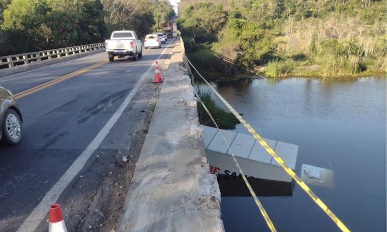 Motorista sobrevive após caminhão cair de ponte no ES e ficar submerso em rio