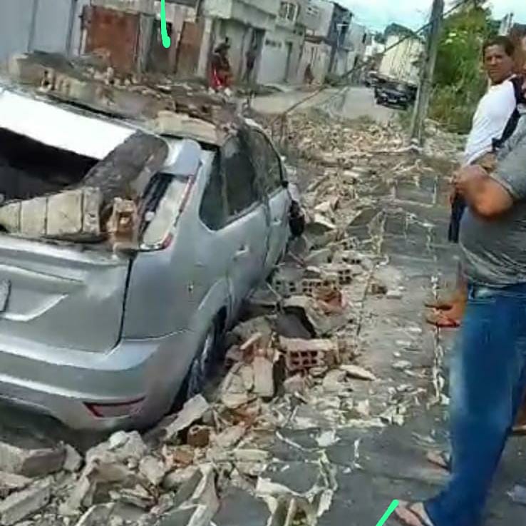 Muro desaba sobre carro em Paulista