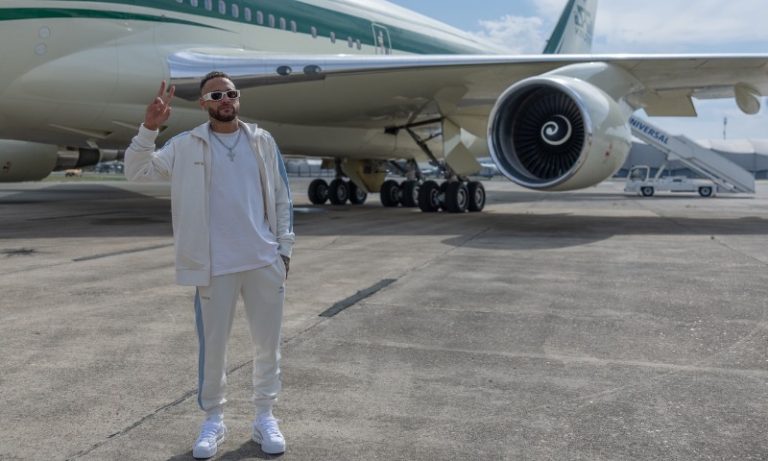 Neymar chega à Arábia Saudita em avião da família real avaliado em R$ 1 bilhão
