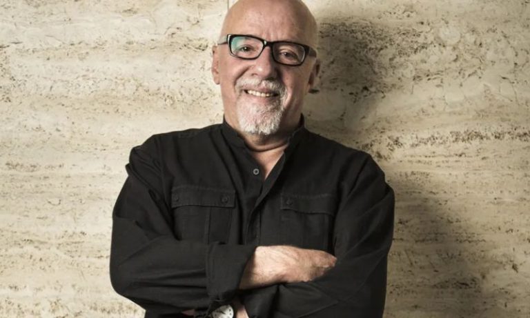 Novo livro de Paulo Coelho chega ao Brasil