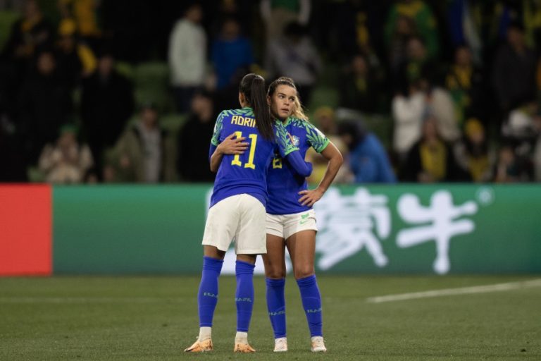 “O futebol feminino não pode parar”, comentou a lateral Tamires