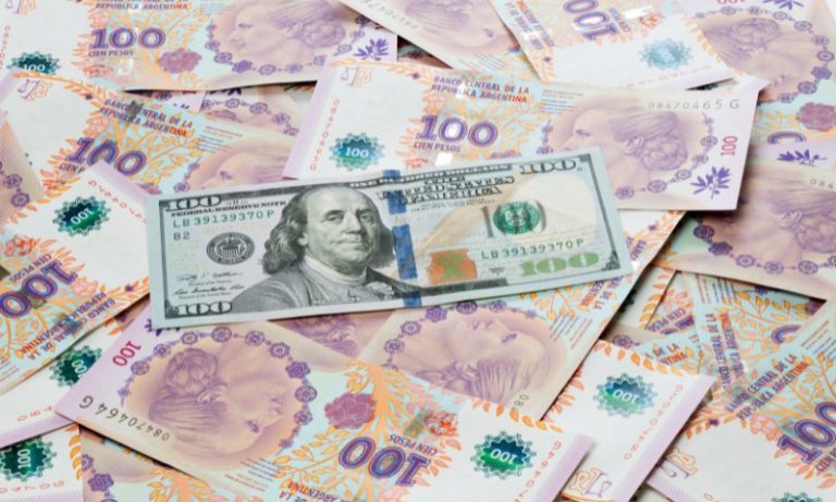 Peso desaba e dólar dispara na Argentina após vitória de Milei nas primárias