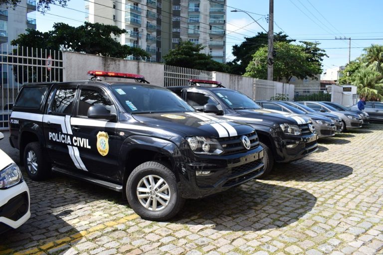 Policiais e bombeiros buscas por adolescentes em região de areal em Sooretama