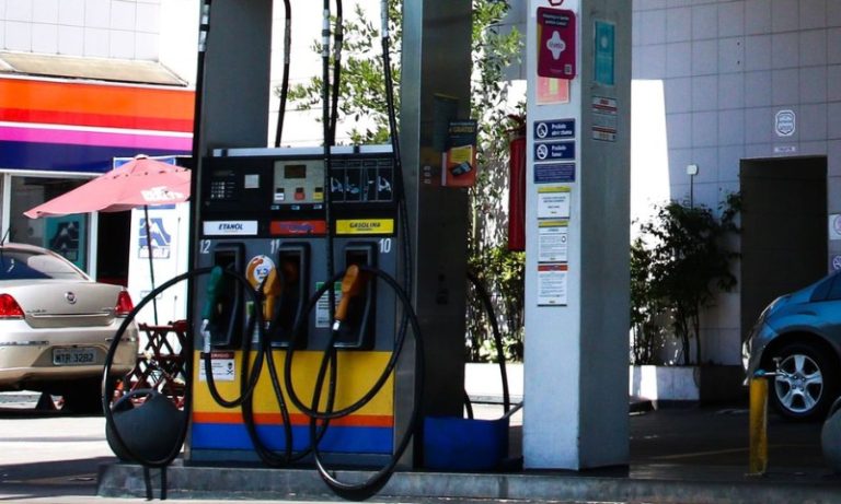 Preço da gasolina nos postos cai pela quarta semana, diz ANP