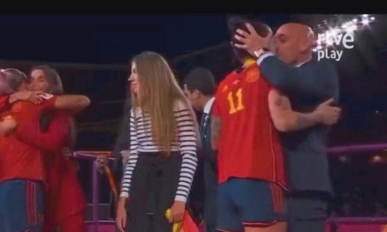 Presidente da Federação Espanhola se desculpa por beijar atleta campeã