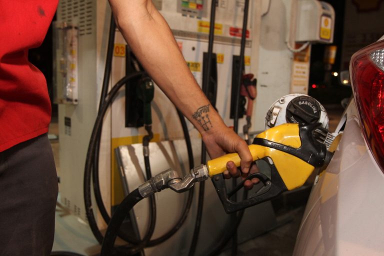Presidente da Petrobras cobra fiscalização a postos com gasolina de R$ 6