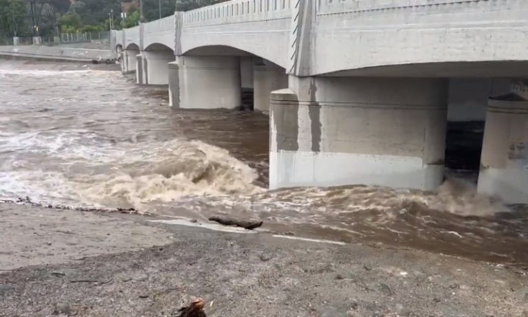 Primeira tempestade tropical em 80 anos provoca alagamentos na Califórnia