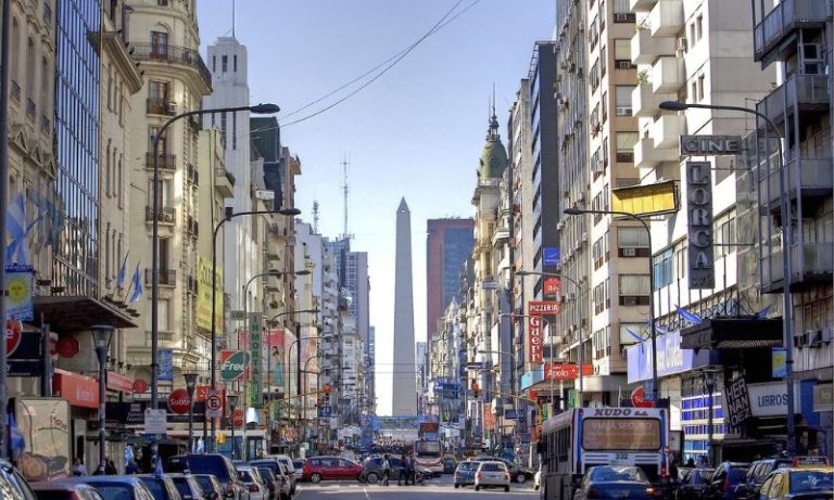 Produtos somem das prateleiras na Argentina após subida do dólar