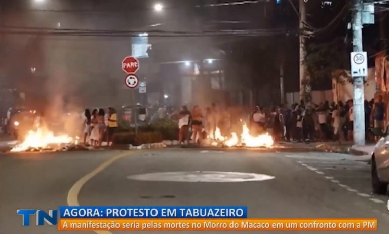 Protesto por cinco mortes fecha avenida no bairro Tabuazeiro, em Vitória