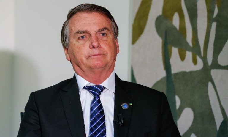 Redes sociais devem enviar postagens de Bolsonaro à PGR, decide Moraes