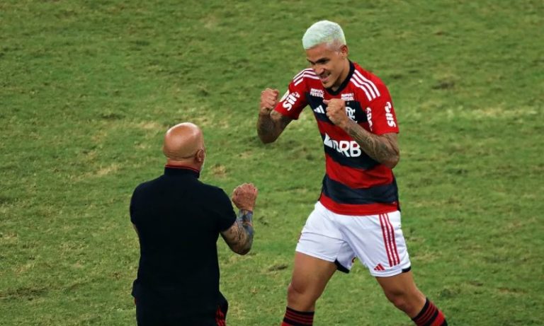 Sampaoli e Pedro têm 1ª conversa após agressão de preparador