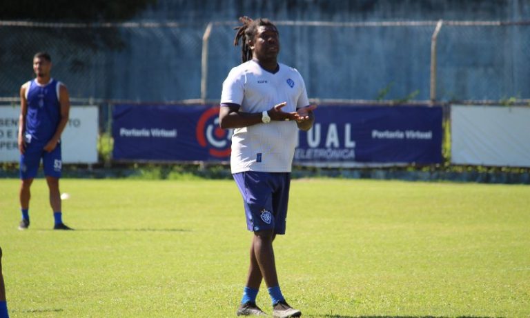 “Sou mais feliz como técnico do que quando era jogador”, diz Ney Barreto