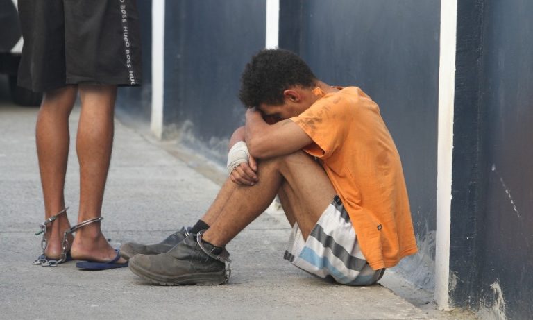 Suspeito é amarrado em poste e linchado após assaltar sorveteria na Serra