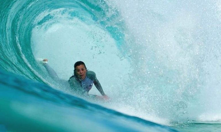 Tetracampeã mundial de bodyboarding luta contra o câncer