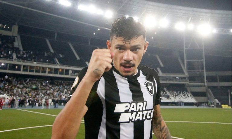 Tiquinho Soares tem lesão em ligamento do joelho e vai ficar 5 semanas afastado