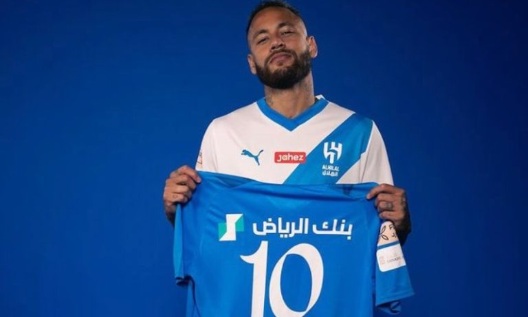 Torcedores fazem fila em loja do Al-Hilal para comprar camisa de Neymar
