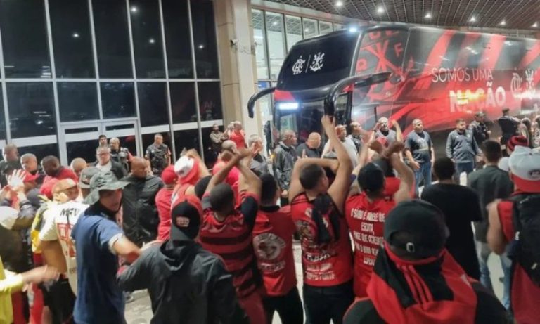 Torcida recebe Flamengo com protesto e confusão no Rio: ‘Time sem vergonha’