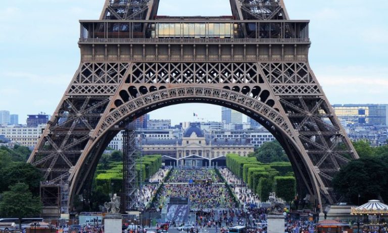 Torre Eiffel é esvaziada em Paris após alerta de bomba