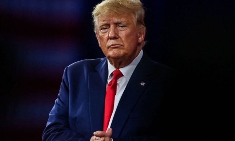 Trump se apresenta à Justiça para ser acusado em processo do 6 de Janeiro