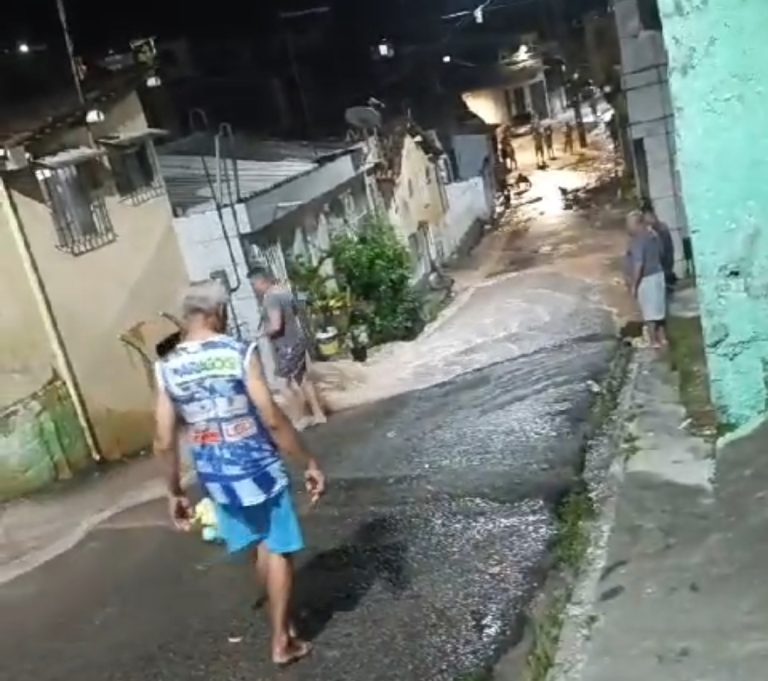 Tubulação da Compesa estoura em Pontezinha e água invade casas