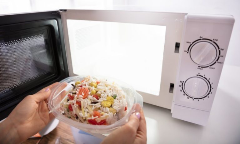 Usar potes plásticos no micro-ondas pode intoxicar comida, revela pesquisa