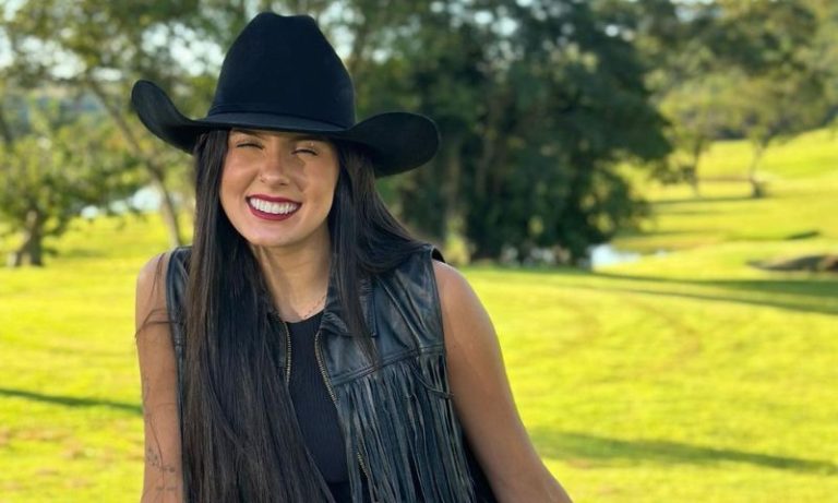 VÍDEO | Ana Castela chora no palco após desafinar em festival