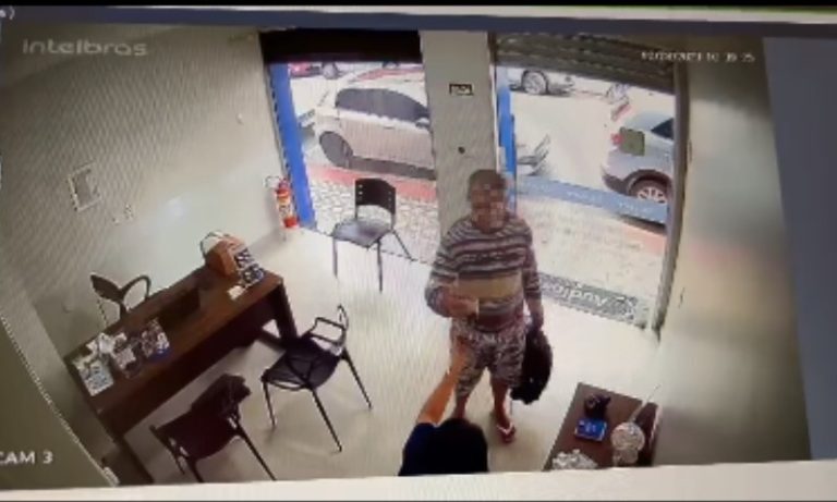 VÍDEO: Homem entra em loja e pede café antes de anunciar assalto em Colatina