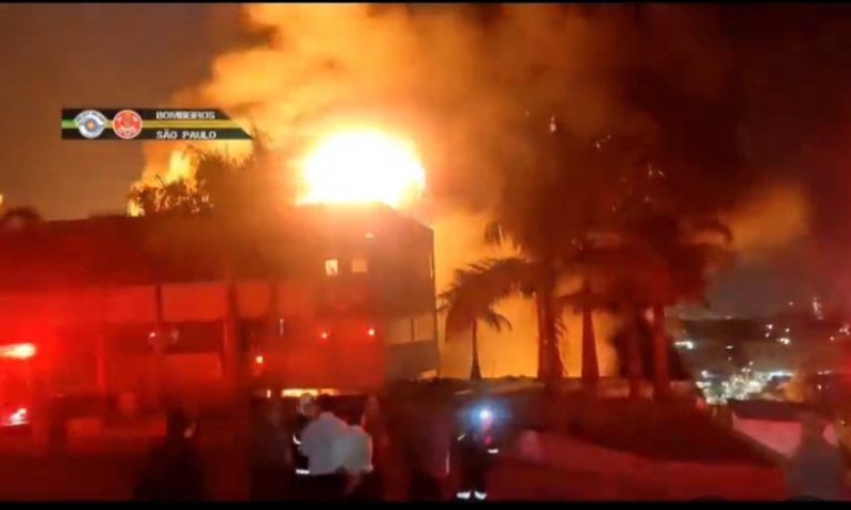 VÍDEO: Incêndio de grandes proporções atinge indústria química em SP