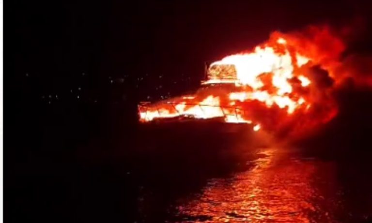 VÍDEO | Lancha pega fogo em Vitória