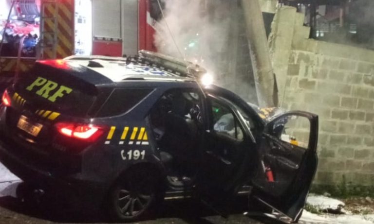 VÍDEO: Viatura da PRF bate em poste e pega fogo em Guarapari