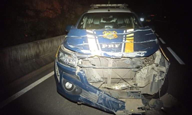 Viatura da PRF é atingida por caminhão roubado na BR-101 em Viana