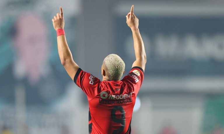 Vitor Roque marca, mas Athletico-PR cede empate ao Goiás