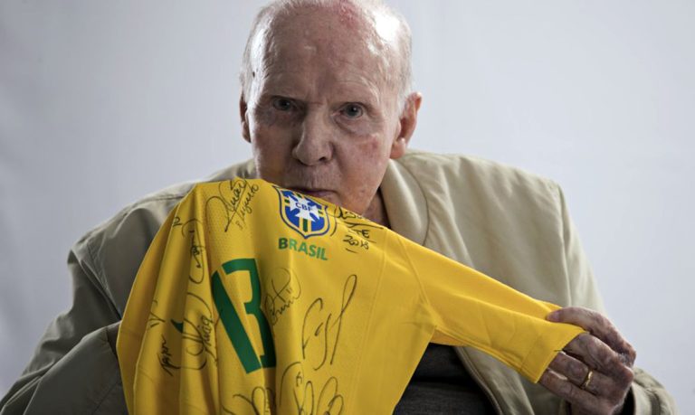 Zagallo respira sem ajuda de aparelhos e estado é estável, segundo boletim