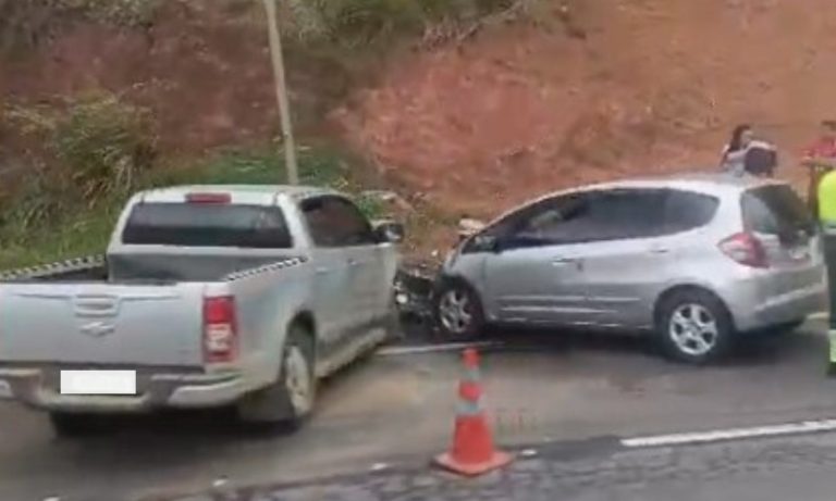 Acidente envolvendo dois carros deixa uma pessoa ferida na BR-101 na Serra