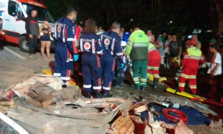 Acidente envolvendo ônibus deixa um morto e interdita faixa da BR-101 na Serra