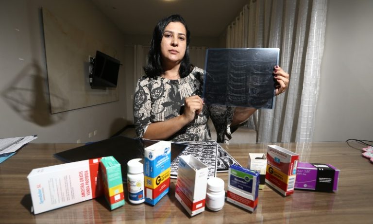 “Adquiri várias sequelas pelo uso indiscriminado de remédios”, diz vendedora