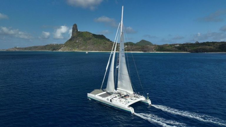 Adrenalina Pura mantém tradição e conquista Regata Recife-Fernando de Noronha