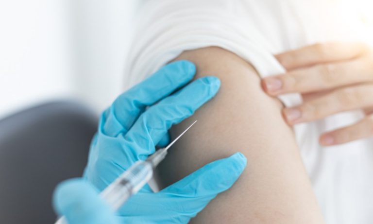 Agência americana aprova vacinas contra Covid atualizadas com novas variantes