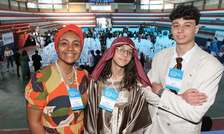 Alunos aprendem como são os debates da ONU
