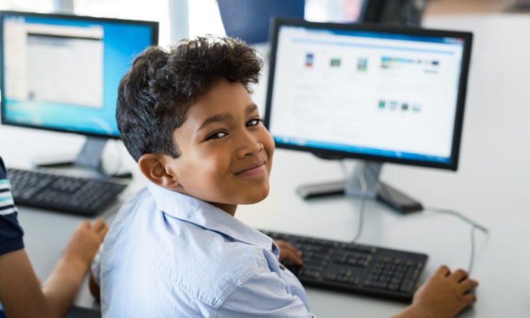 Apenas 58% das escolas no Brasil têm computador e internet para alunos