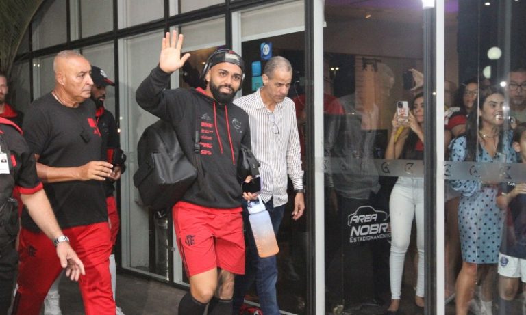 Apoio e pressão: Flamengo desembarca em Vitória e é recebido por torcedores