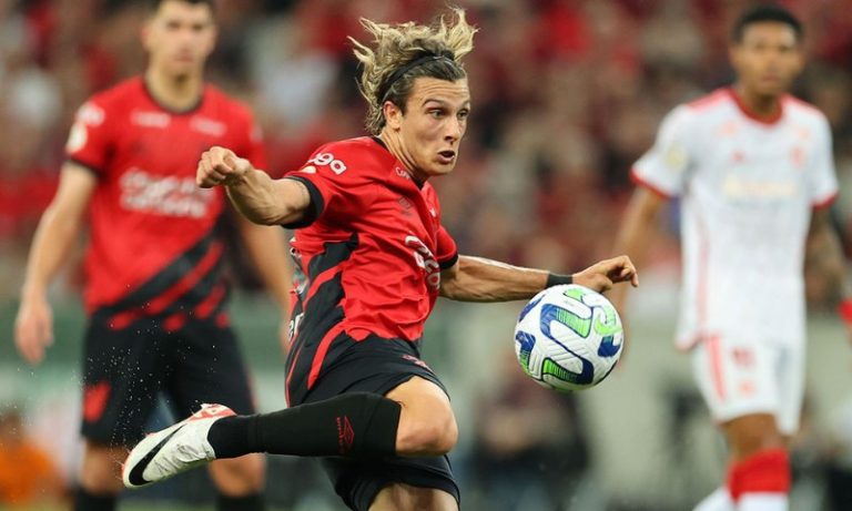 Athletico supera lesão de Vitor Roque, bate Inter no fim e tira o Flamengo do G6