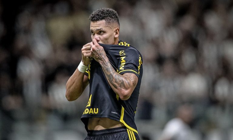 Atlético-MG vence com brilho de Paulinho, e Botafogo vê vantagem cair