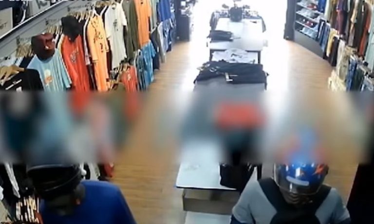 Bandidos se passam por clientes e assaltam loja de roupa na Serra