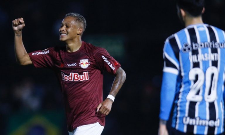 Bragantino vence o Grêmio em jogo com gol contra bizarro e cola no G-4