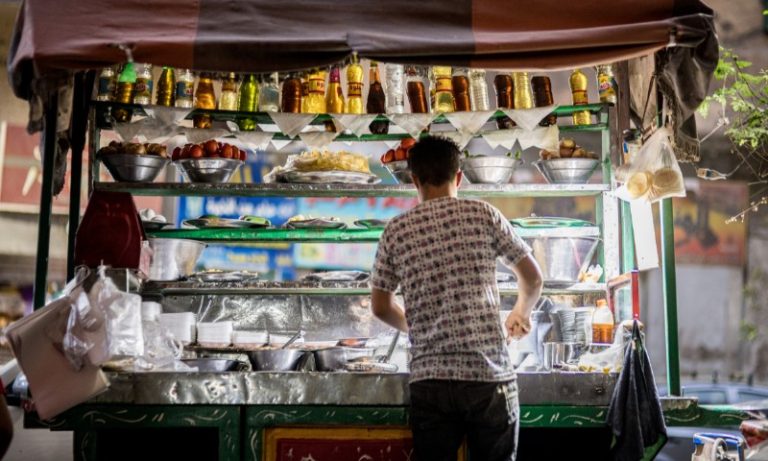 Brasileiro mais escolarizado vê renda desabar e cai na informalidade