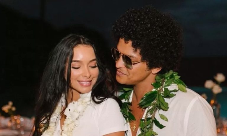 Bruno Mars é casado? Saiba quem é Jessica Caban, namorada do cantor há 12 anos