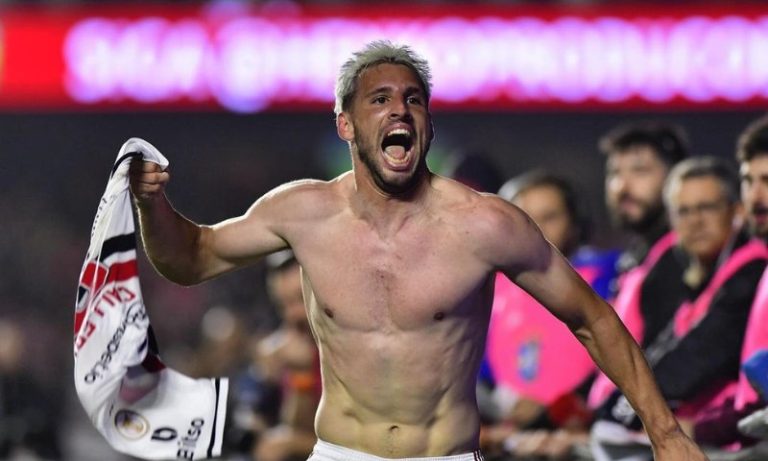 Calleri marca duas vezes e São Paulo bate o Corinthians de virada no Morumbi