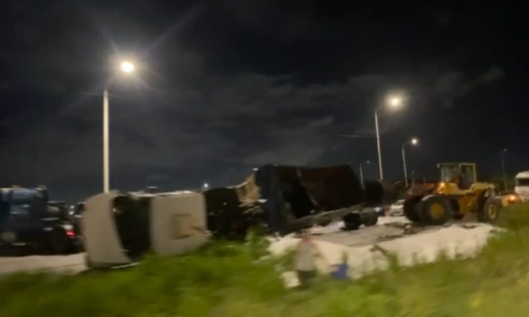 Caminhão tomba na Rodovia Leste-Oeste
