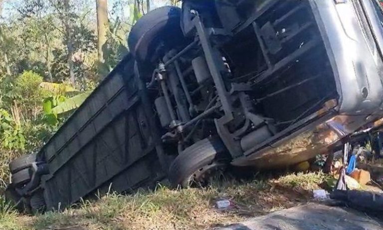 Capotamento de ônibus deixa 1 morto e 32 feridos na zona sul de São Paulo